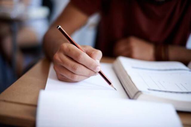 Estudiante recibe por error millonaria beca