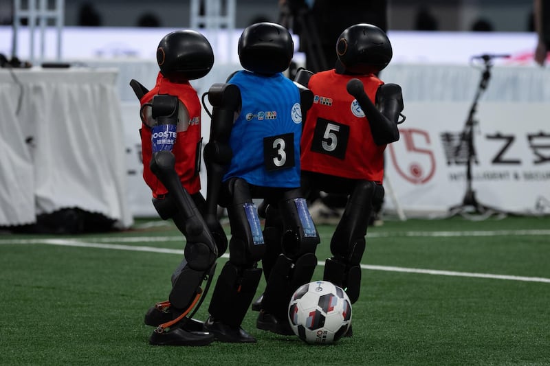 Robots compiten en un partido de fútbol durante los Juegos Mundiales de Robots Humanoides de 2026 en el Óvalo Nacional de Patinaje de Velocidad de Pekín, China. EFE/EPA/JESSICA LEE