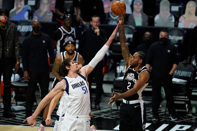 Clippers liquidan a Mavericks y avanzan a 2da ronda