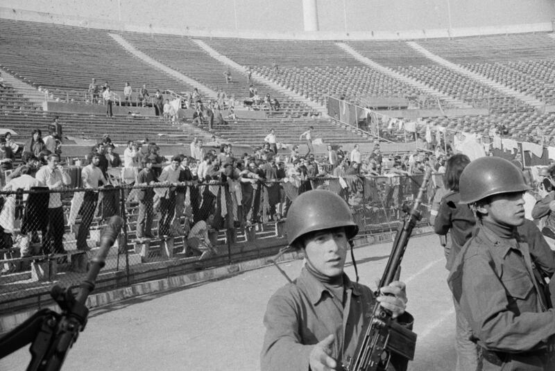 ARCHIVO - En esta foto de septiembre de 1973, personas que fueron detenidas tras el golpe militar contra el gobierno del presidente Salvador Allende quedan retenidas como prisioneros en el Estadio Nacional de Santiago.