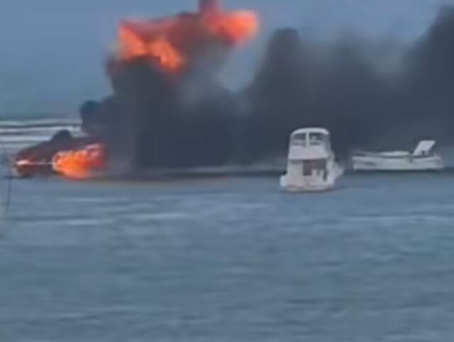 Incendio en una embarcación en Fajardo; la explosión fue captada en video