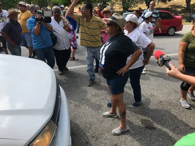 Arrestan seis manifestantes en la reanudación de depósito de cenizas en Peñuelas