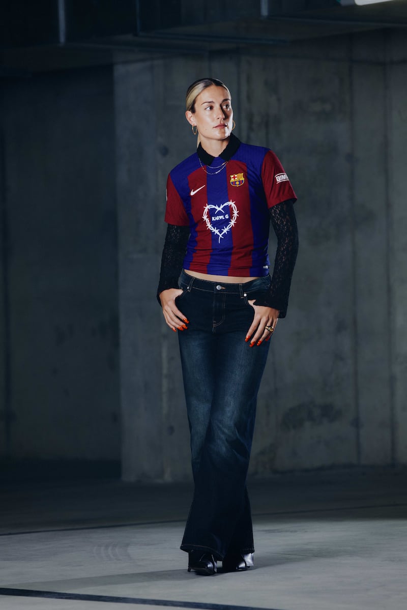 Playera de Barcelona edición especial con logo de Karol G
