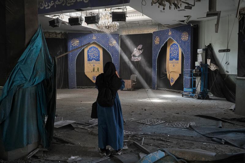 Una mujer toma fotografías este martes de la mezquita de la Universidad Sharif de Teherán que resultó dañada en un ataque de Estados Unidos e Israel el lunes. EFE/ Jaime León