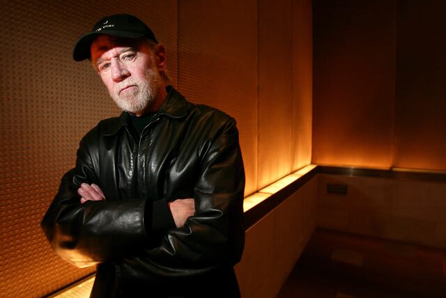 Herederos de George Carlin demandan por especial generado con inteligencia artificial