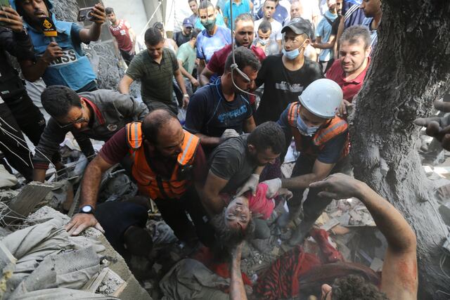 Palestinos atrapados en Gaza no encuentran lugar seguro bajo los constantes ataques aéreos israelíes