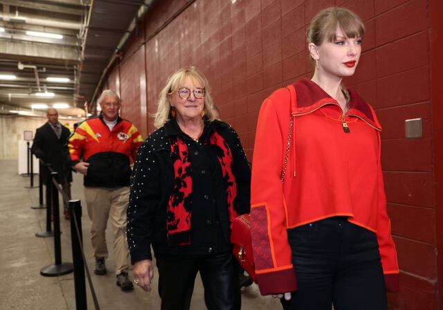 Mira cómo Taylor Swift le envía una dulce señal a Travis Kelce durante victoria de los Chiefs