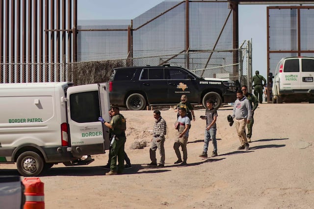 Tribunal bloquea política de Trump de detener migrantes sin fianza en EE. UU.