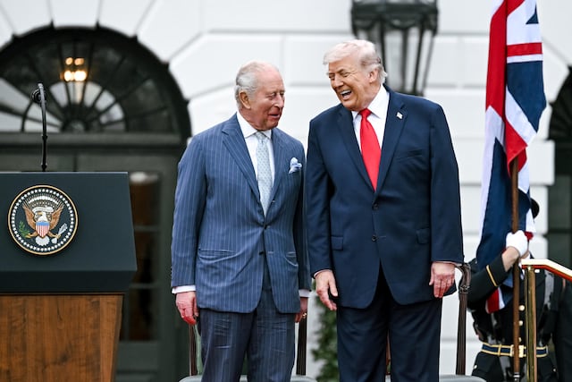 Casa Blanca publica foto de Trump y Carlos III con el mensaje “dos reyes”
