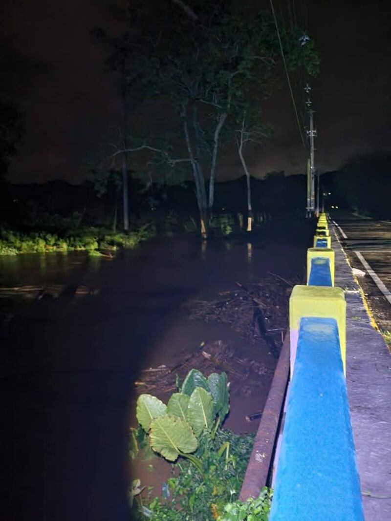 Río Cibuco sale de su cauce.