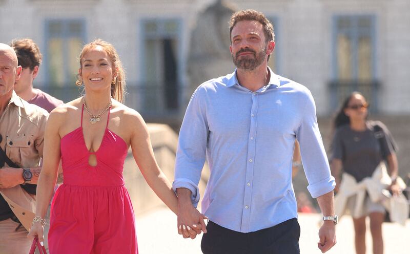 Photo © 2022 Best Image/The Grosby Group
Ben Affleck and his wife Jennifer Affleck (Lopez) walk on the Pont du Carrouseel and arrive in front of the Louvre Pyramid on J.Lo's 53rd birthday during their honeymoon in Paris on July 24, 2022.*****
Ben Affleck y su esposa Jennifer Affleck (López) caminan por el Pont du Carrousel y llegan frente a la Pirámide del Louvre en el cumpleaños número 53 de J.Lo durante su luna de miel en París el 24 de julio de 2022.