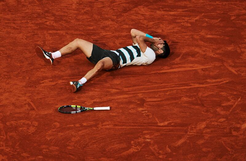 Carlos Alcaraz de España celebra ganar el punto del campeonato contra Jannik Sinner de Italia en el partido final individual masculino en el día quince del Abierto de Francia 2025 en Roland Garros el 8 de junio de 2025 en París, Francia.