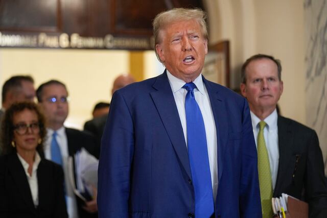 Juez multa a Trump por declaraciones fuera de la corte
