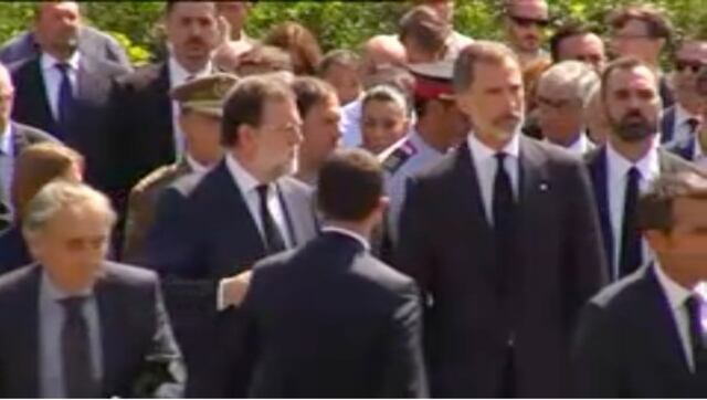 Españoles rinden tributo a las víctimas de ataque terrorista en Barcelona