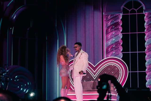 VIDEO: Shakira invita a Rauw Alejandro a su concierto en New Jersey