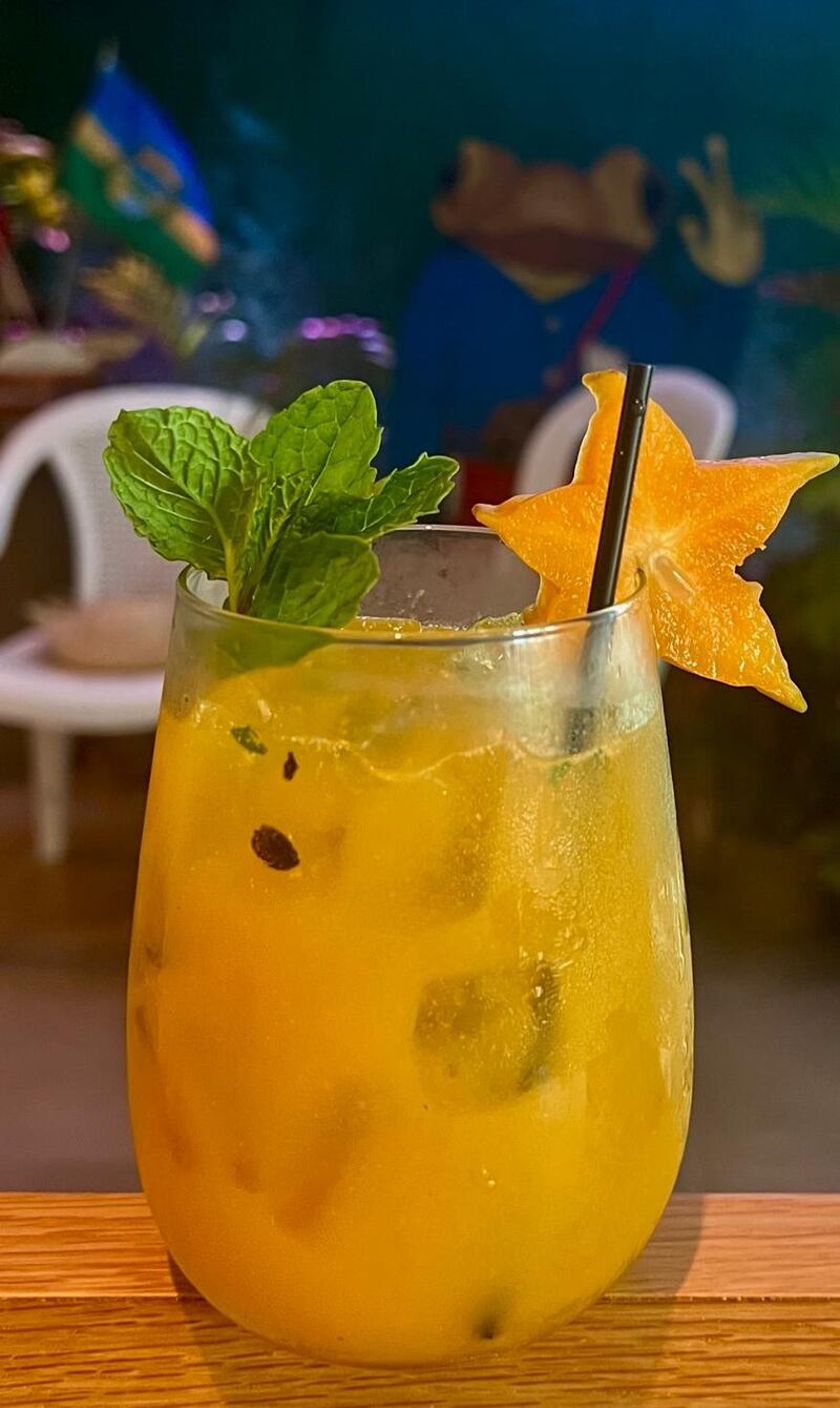 La Isla ha conquistado tanto a locales como a visitantes gracias a su menú criollo elaborado con ingredientes frescos.
