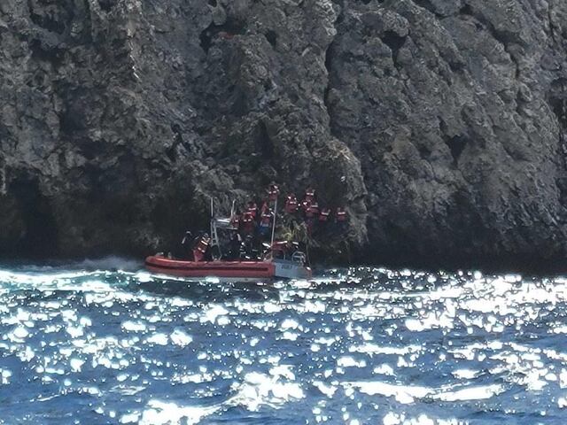 Rescatan a 55 migrantes varados en Isla Monito