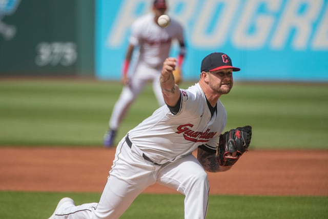 Guardianes dejan fuera a Ben Lively para la Serie Divisional