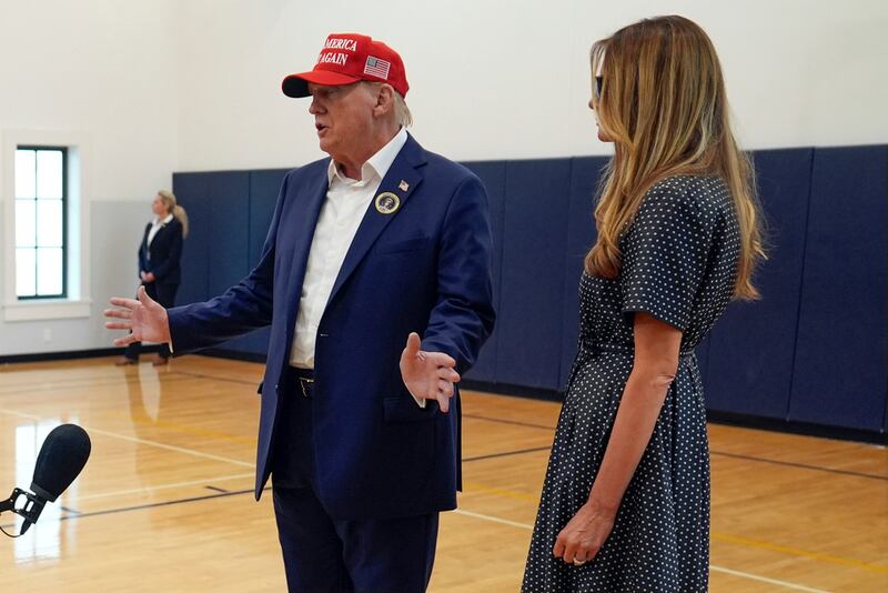 El expresidente Donald Trump, candidato presidencial republicano, habla mientras la ex primera dama Melania Trump escucha después de votar el día de las elecciones en el Centro Recreativo Morton y Barbara Mandel, el martes 5 de noviembre de 2024, en Palm Beach, Florida. (AP Foto/Evan Vucci)