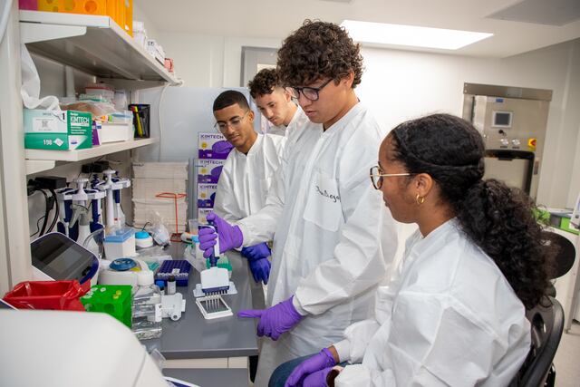Universitarios viven experiencia inmersiva en biomanufactura en la isla