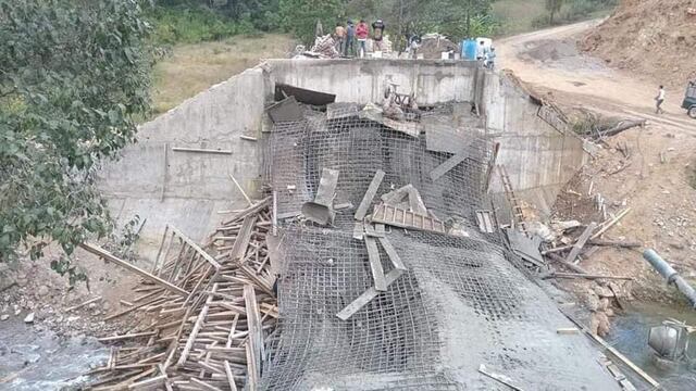 Puente en construcción colapsa en México
