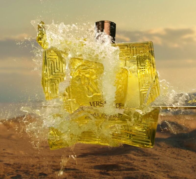 Con esta colaboración, Tatum encarna el espíritu de Versace Eros Energy, la más reciente incorporación a la icónica familia de fragancias Eros.