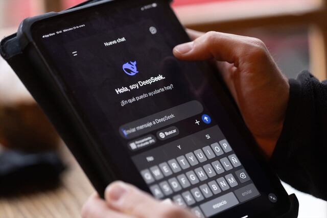 Chatbots de IA pueden cambiar la opinión de los votantes, según estudio