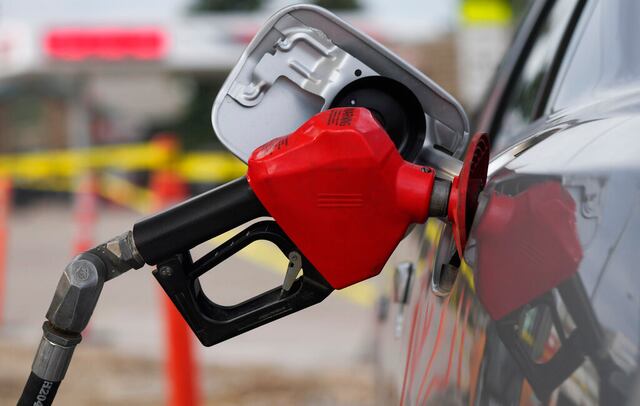 Baja hasta 85 centavos la gasolina regular para este jueves