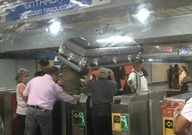 No tenían dinero para pagar la carroza fúnebre y decidieron llevar el ataúd en metro hasta el cementerio
