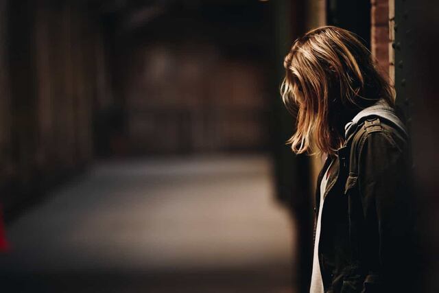 La fobia social puede causar soledad: aprende a manejarla