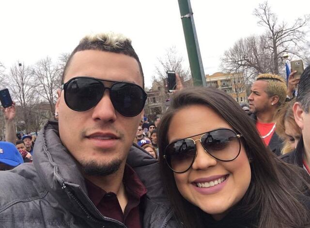 Javy Báez felicita a su esposa y muestra su barriguita