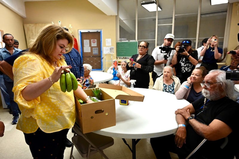 La gobernadora, Jenniffer González, entregó alimentos en un centro de personas de edad avanzada en Culebra.
