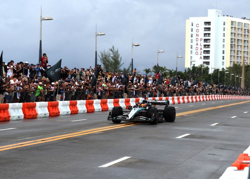 Evento de exhibición del equipo de Fórmula 1 de Mercedes Benz en el icónico Puente Dos Hermanos.