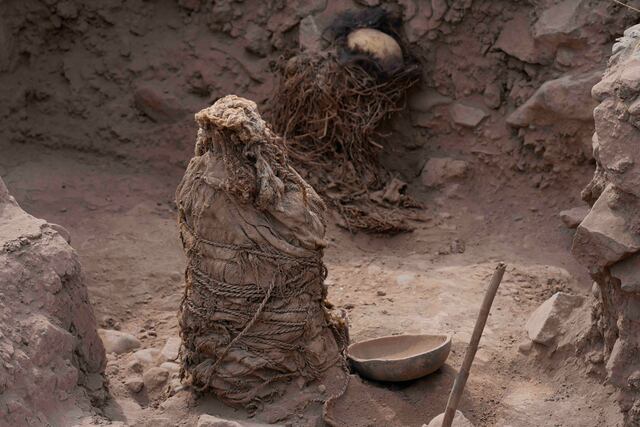 Hallan cinco momias preincas en una colina de Lima, Perú