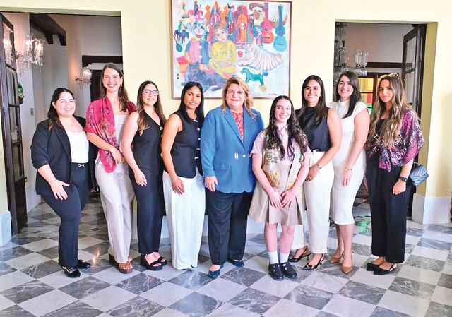 Jóvenes empresarias relatan a la gobernadora los retos de emprender