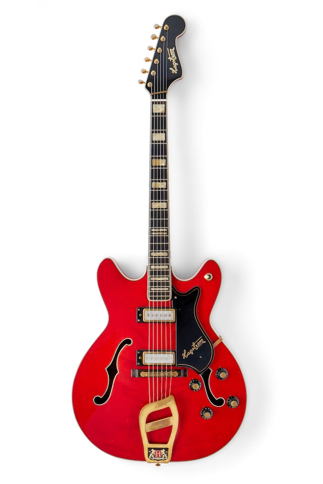 Sotheby’s subastará en Nueva York la guitarra rojo cerezo del ‘Rey del Rock’ Elvis Presley
