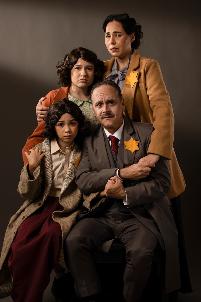 La familia Frank en la obra de teatro boricua ‘El Diario de Ana Frank’.