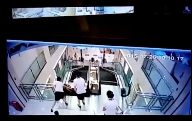 Madre salva a su hijo antes de caer por un hueco en China