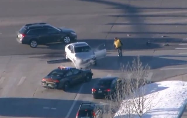 Impresionante persecución policial a hombre que robó auto y bebé