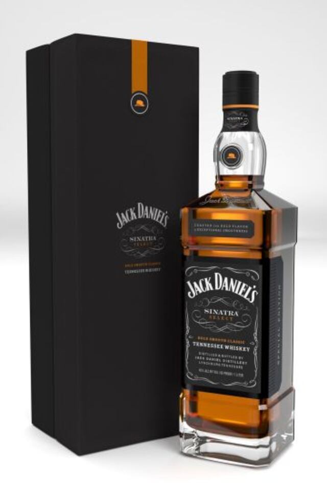 Lanzan botella en honor a Frank Sinatra