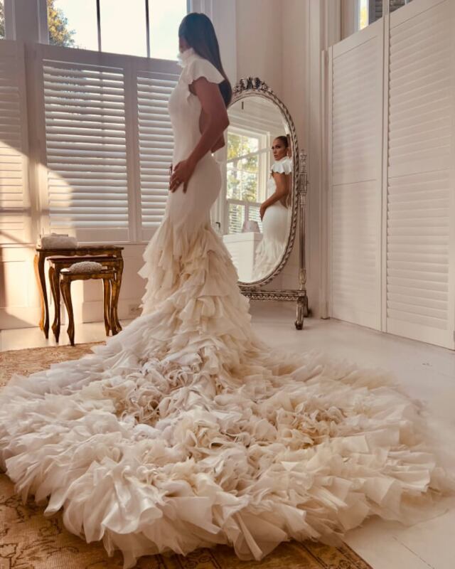 JLo comparte fotos y detalles de su vestido de novia
