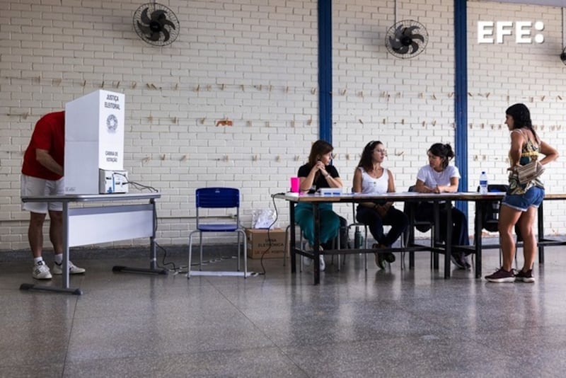 Personas asisten a un puesto de votación este domingo, durante las elecciones presidenciales, legislativas y regionales, en las que el actual mandatario, Luiz Inácio Lula da Silva, busca la reelección frente a su principal rival, el senador Flávio Bolsonaro, en Brasilia (Brasil). EFE/ Vinícius Santa Rosa