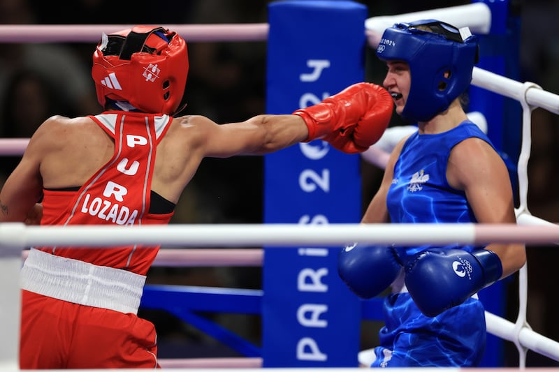 Ashleyann Lozada Motta de Puerto Rico y Julia Szeremet de Polonia durante los cuartos de final femeninos de 57 kg en los Juegos Olímpicos de París 2024, Nort Paris Arena en París, Francia.