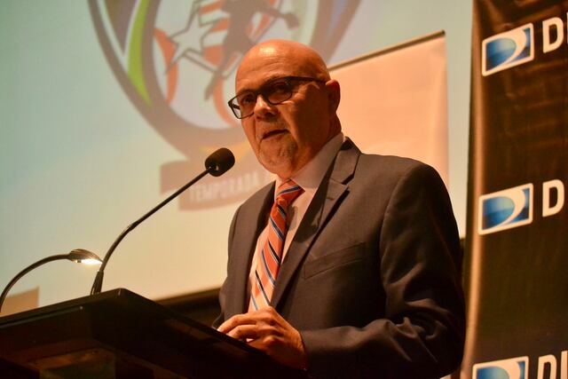 Le dan respaldo a presidente de la Federación de Béisbol