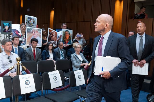Senadores cuestionan al CEO de Boeing por fallas y denuncias de seguridad