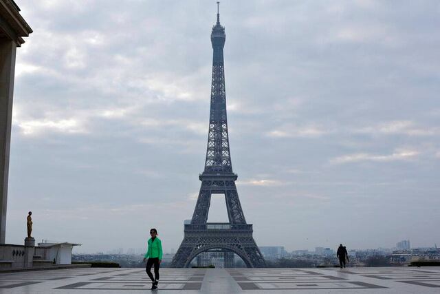Torre Eiffel rinde homenaje a médicos que luchan contra el coronavirus