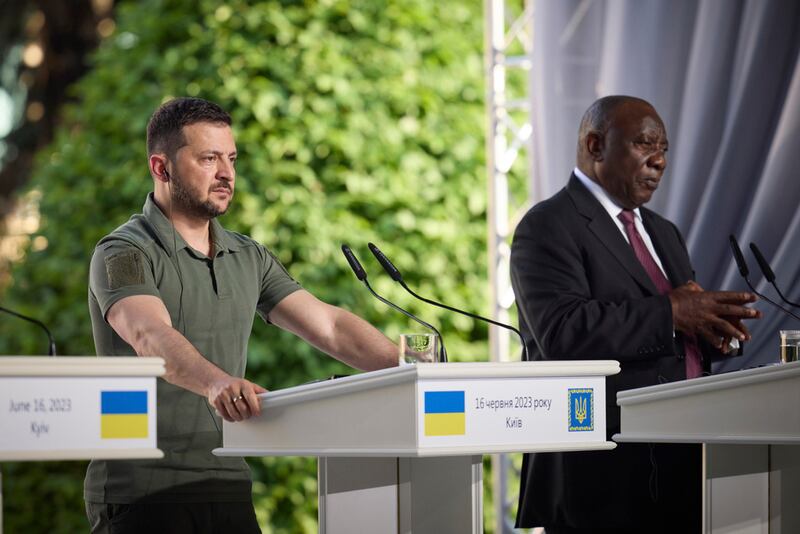 Volodimir Zelenski en conferencia con el líder de Sudáfrica Cyril Ramaphosa
