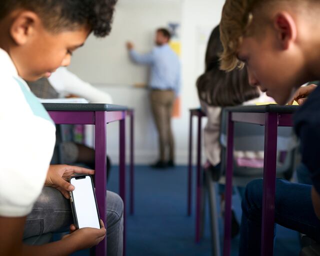 Cámara aprueba proyecto para prohibir que estudiantes de elemental e intermedia usen celulares
