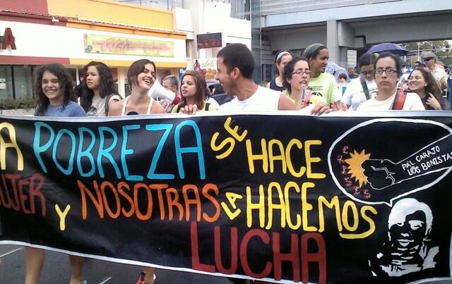 Mujeres trabajadoras marchan en solidaridad con las maestras