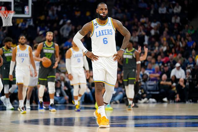 Lakers caen por quinto partido consecutivo en fatal inicio de temporada